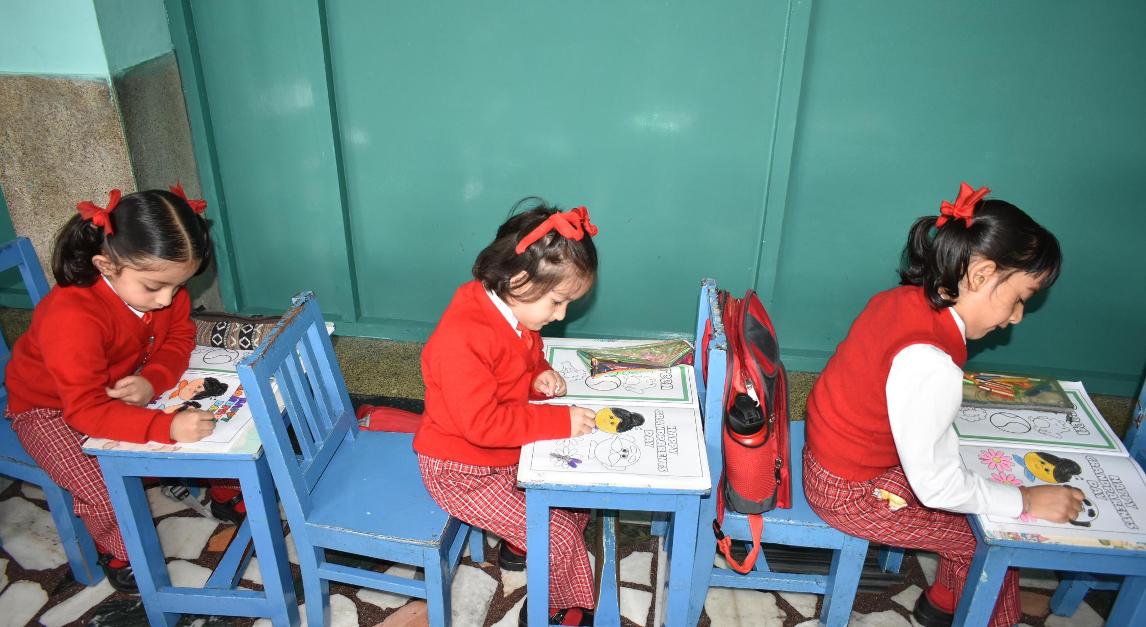 A GRANDPARENTS DAY POSTER COLOURING ACTIVITY (NUR)
